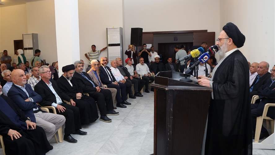 ​  العلامة فضل الله خلال افتتاح معرض الكتاب في صور