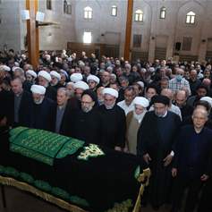 العلّامة فضل الله أمّ الصلاة على جثمان والدته الفقيدة
