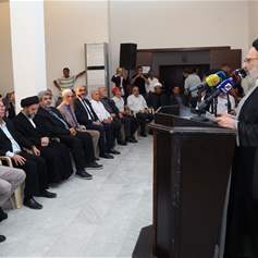 ​  العلامة فضل الله خلال افتتاح معرض الكتاب في صور