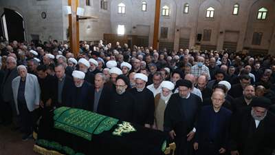 العلّامة فضل الله أمّ الصلاة على جثمان والدته الفقيدة