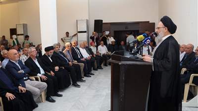 ​  العلامة فضل الله خلال افتتاح معرض الكتاب في صور